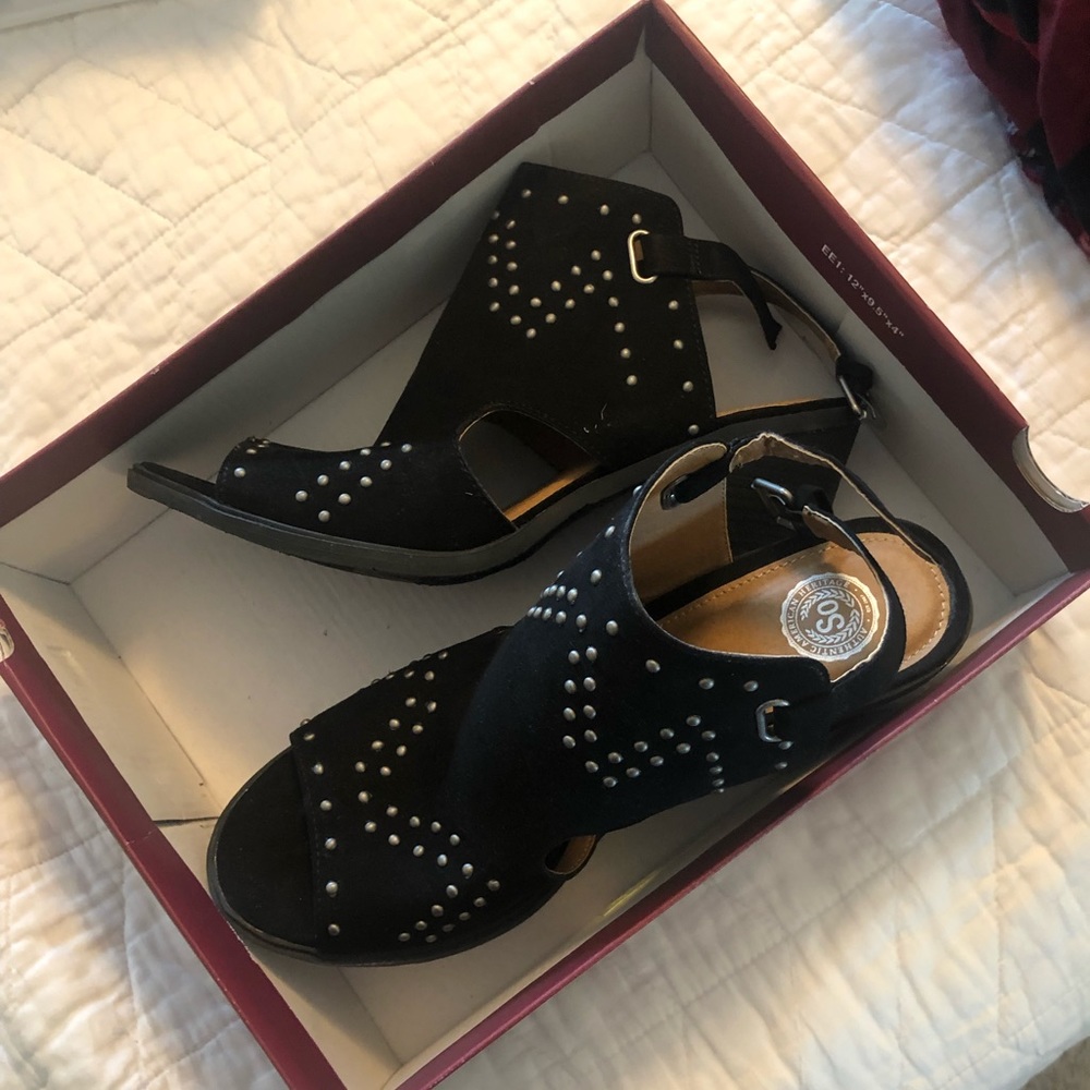 9.5 BLACK HEELS WITH STUD ACCESSORY